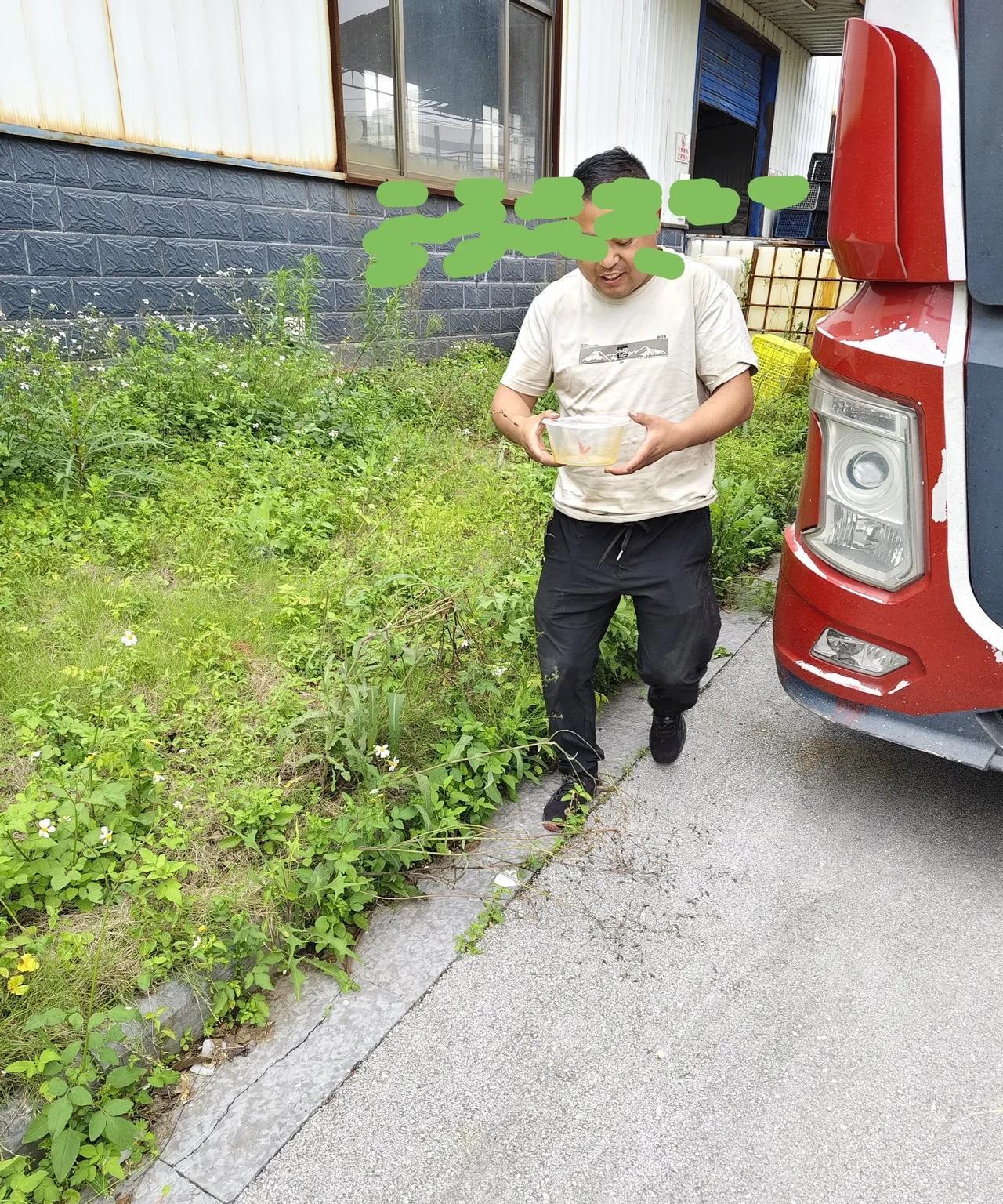 今天中午，我们公司又到了一车原材料。从山东发过来的。巧合的是，还是用的上次那辆车