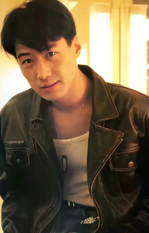 1993年，黎明的父亲得了肠癌末期，黎明当即发誓:“如果父亲能康复，我愿意用一生