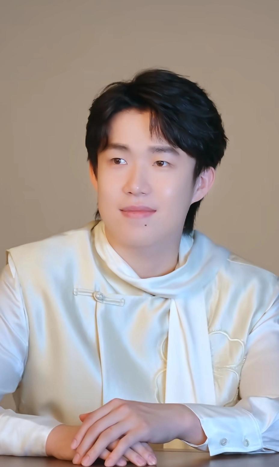 古风版的王楚钦，真是帅得不要不要的。君子端方，温文尔雅，这代言人真是选对