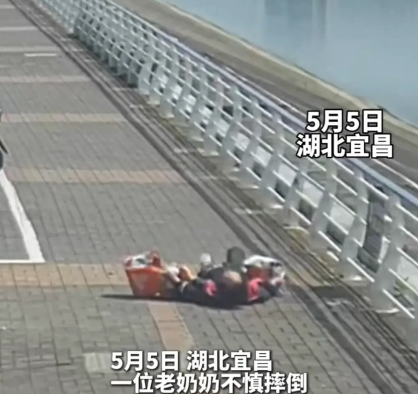 八旬老人摔倒被好心路人扶起，儿子来接时一番话让人泪目！5月5日，湖北宜昌，一位