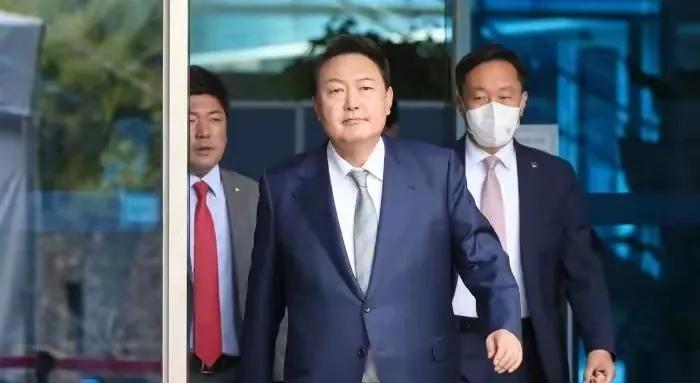 真是想不到韩国原总统尹锡悦很会防暑降温。他的工作做得非常不错，他在关押68天内