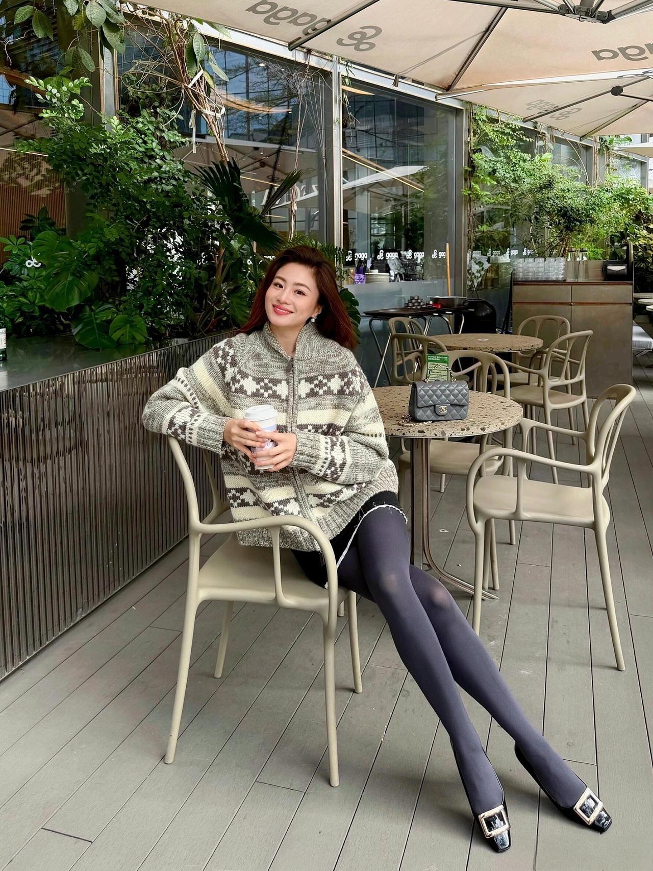 这套穿搭将复古休闲与轻熟精致巧妙融合，风格松弛又具质感。复古提花针织开衫自带温暖