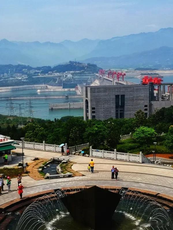 三峡大坝把水放光需要多久，这问题挺有意思。理论上，三峡水库总库容393亿立方米，