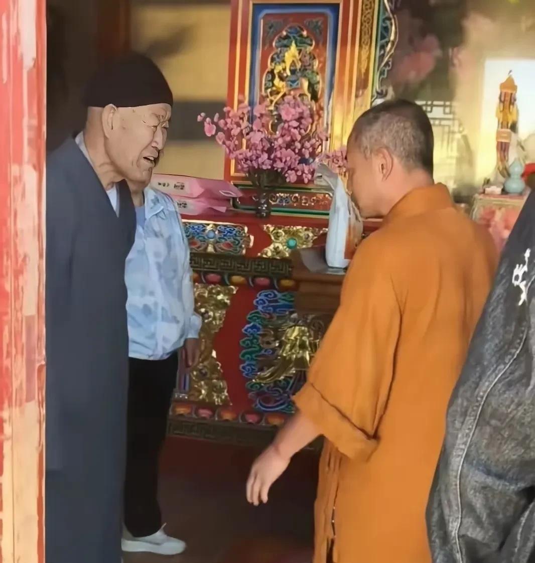 现在的寺庙怎么啦？山西的五台山，有一对老年夫妻，给寺庙供奉了一袋面粉和两袋米。