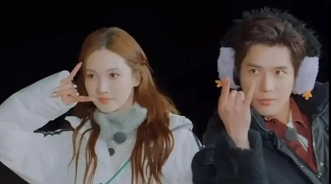 金晨录综艺被泡沫棒砸中手腕，当场红了一片。镜头里她缩手皱眉，游戏暂停。沈腾在