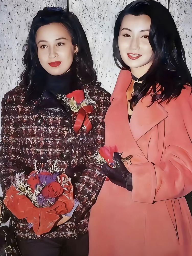 服务生冲刘嘉玲喊张曼玉，她笑着甩出一句：我是林青霞。这场景，比电影还精彩。2016年金星问她，梁朝伟