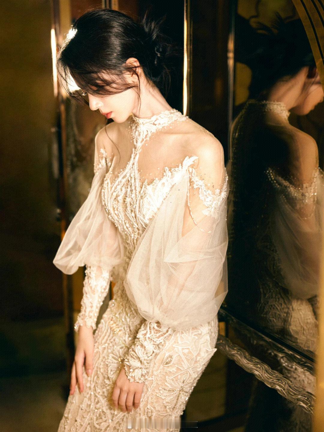 陈瑶的一组蕾丝长裙写真