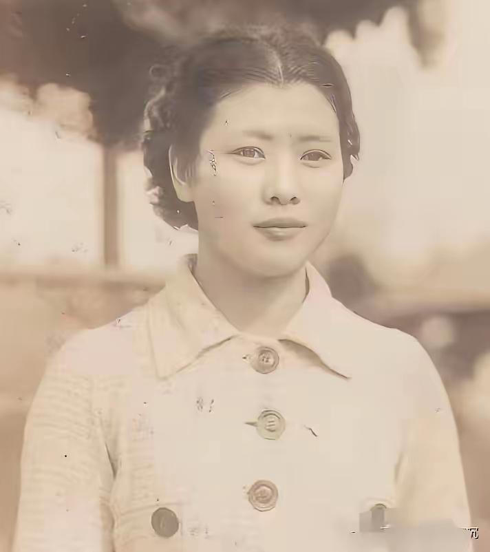 1937年，19岁“游泳皇后”杨秀琼结婚。她提出想避孕10年，丈夫爽快答应。不到