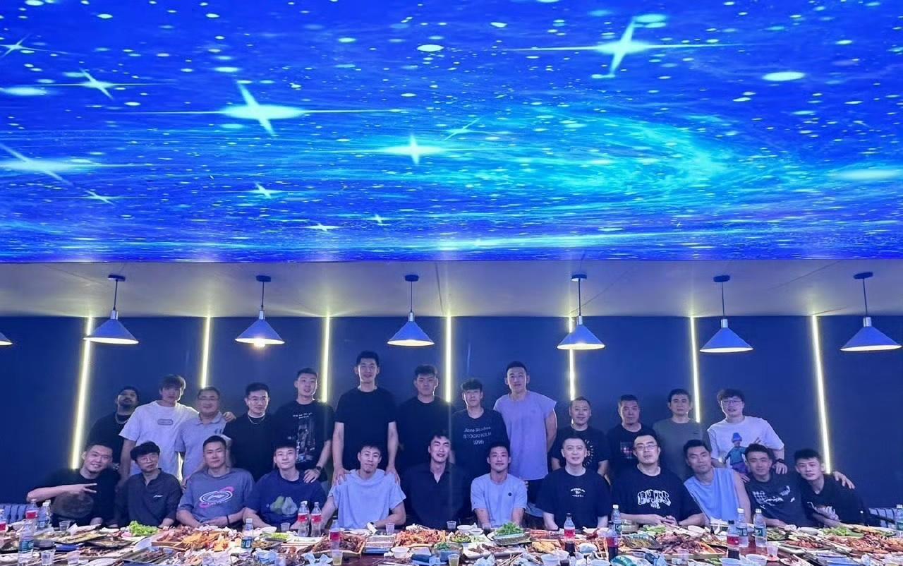 辽宁男篮聚餐送别张镇麟，刘雁宇和赵率舟，三位离队球员坐在中间！而右边是杨鸣，韩