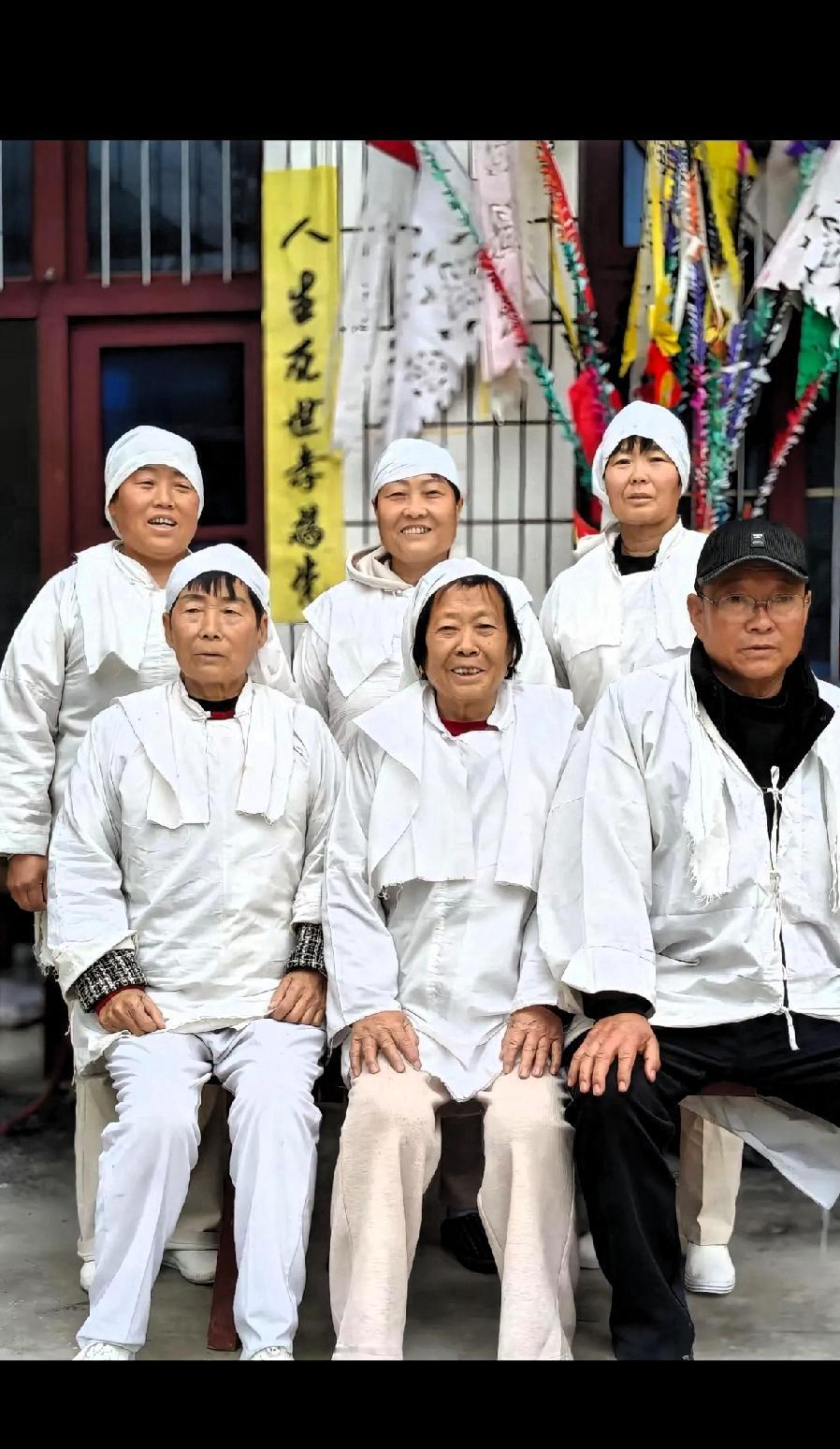 天下之大，无奇不有啊！刚刷到这组图片！称是：“纪念老娘去世百日，哥哥，姐姐和