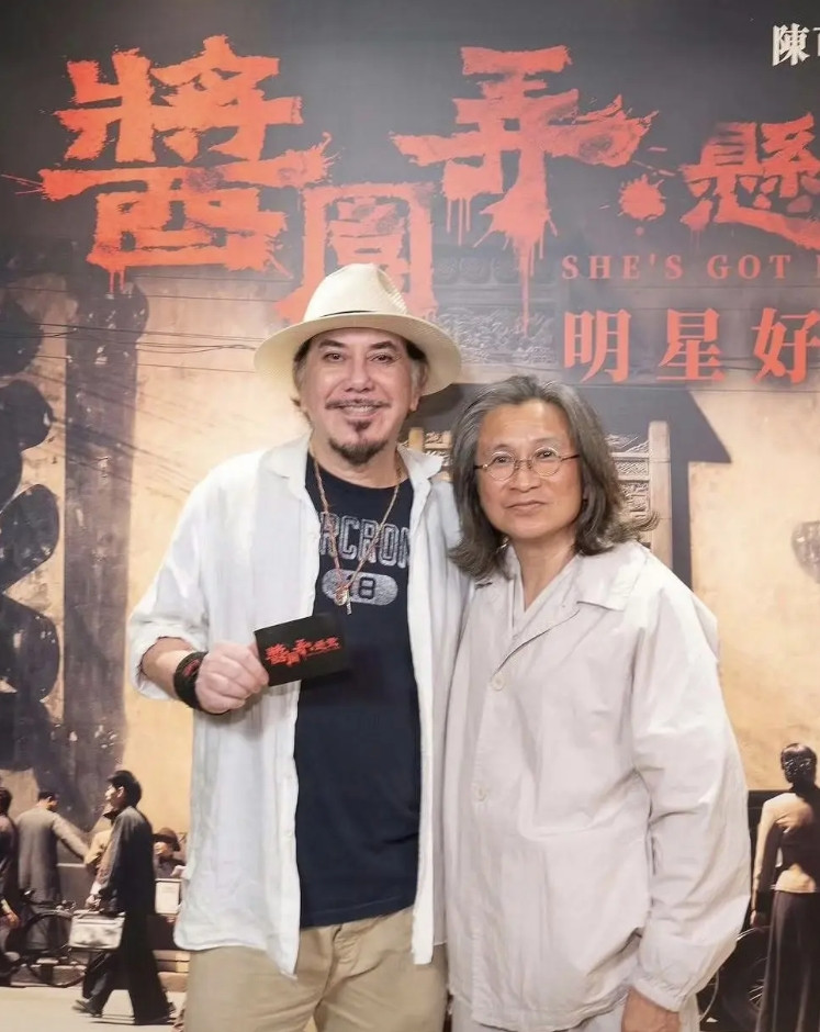 近日香港著名导演陈可辛携带港独黄秋生宣传他的新电影作品《酱园弄.悬案》，在中国香
