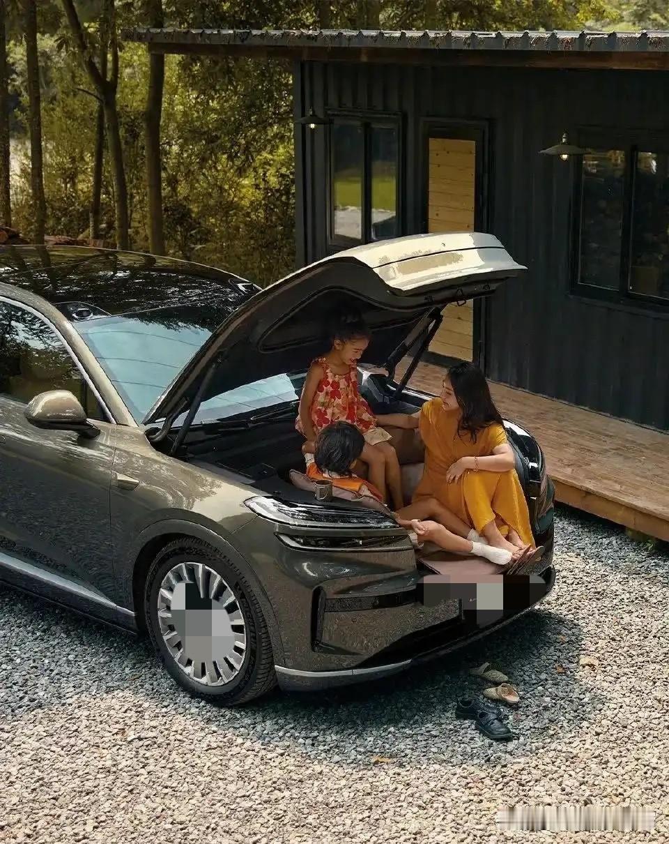 家用汽车的这种应用场景究竟是哪位鬼才的主意？这样坐在里面舒不舒服我不知道，但光是