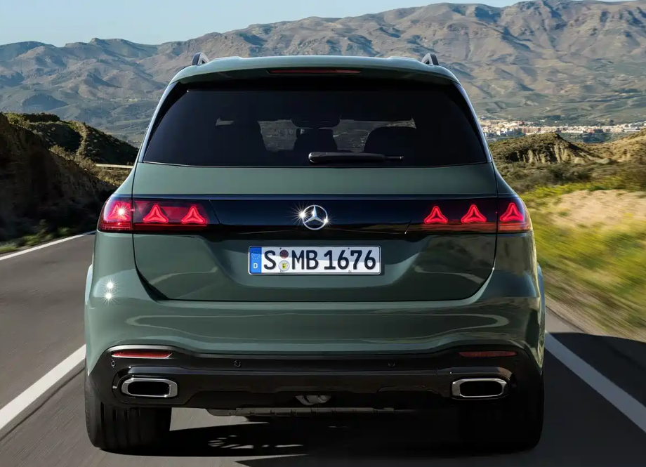 奔驰旗下旗舰级豪华SUV迎来了重磅全面升级。全新2027款奔驰GLS在设计语言、