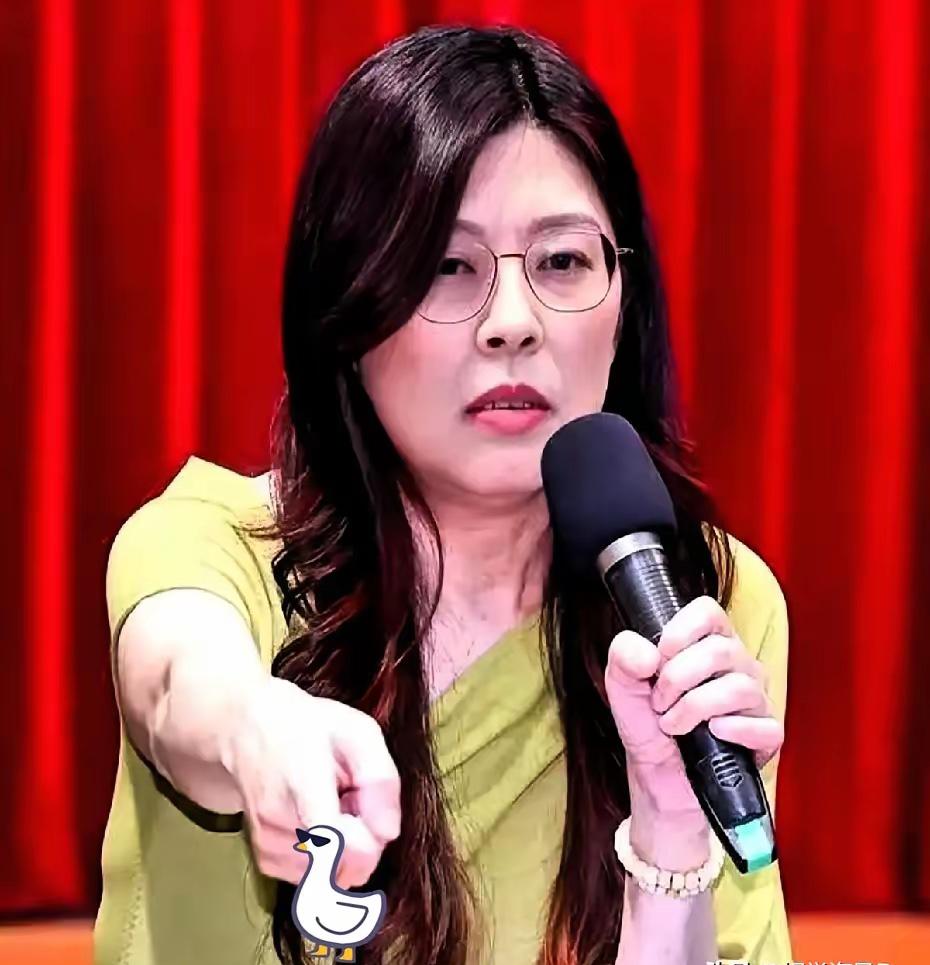 郑丽文这次在节目里的状态非常不好，全程看不到半点开心。​在聊起韩国瑜美国的行程