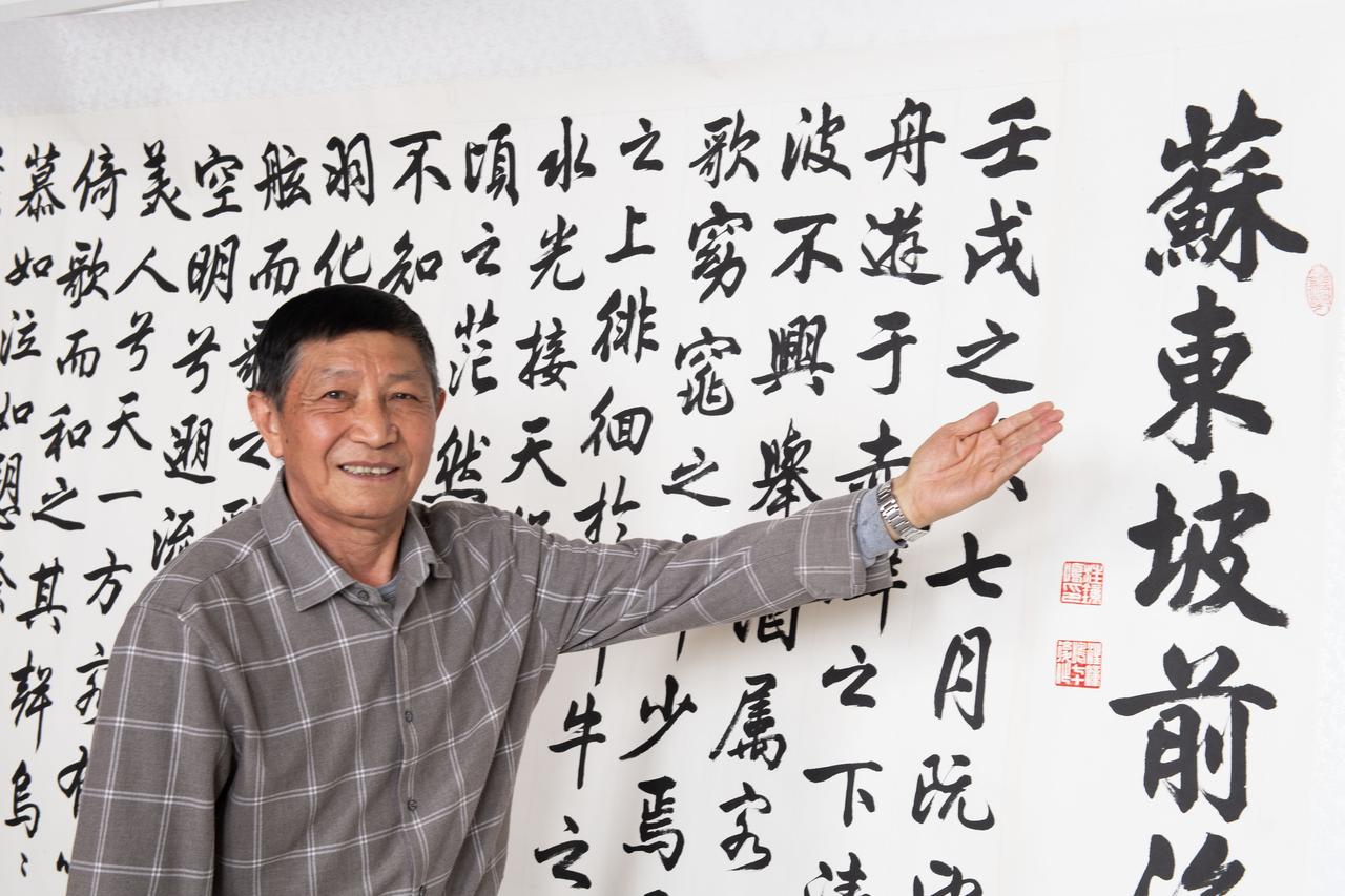 展现人与自然和谐共生的历史文化瑰宝汪钟鸣书法长卷问世著名书法家汪钟鸣先生以行