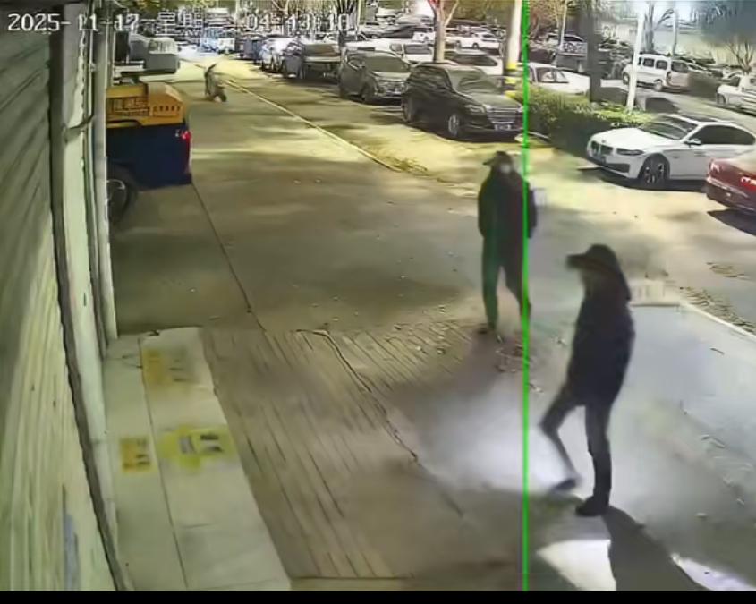 河北保定一烟酒店遭多人团伙昨天凌晨盗窃，损失十几万。这个团伙开着车作案，他们首先