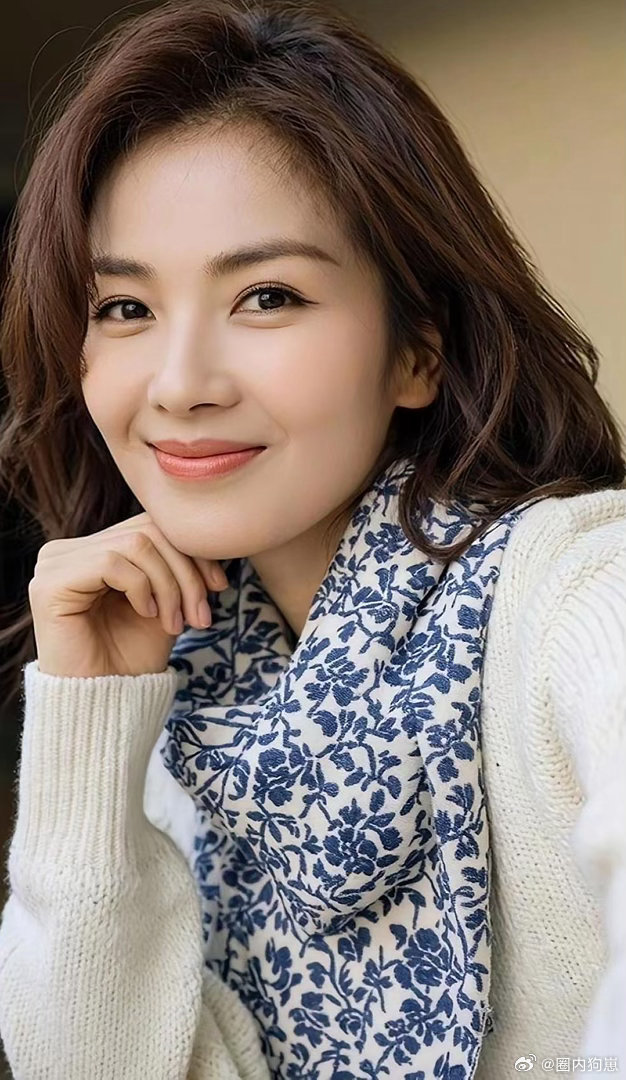 刘涛高清美照来袭！五官周正舒展，眉眼明亮，每一处细节都经得起镜头特写，气质温婉又