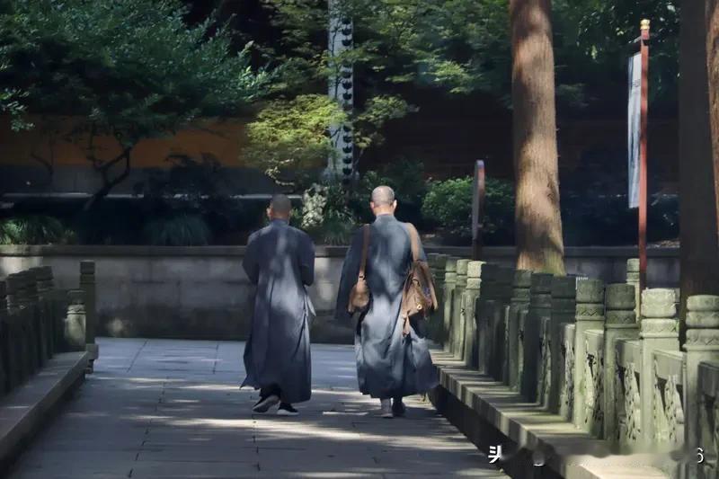 上联:山中道士不习武下联:庙里和尚念经文