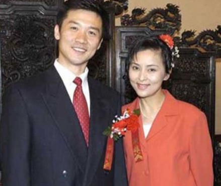 2011年，黄志忠婚内爱上柯蓝，他赶紧跑回家找到何音坦白：“这日子过不下去了，孩