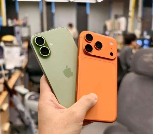 库克的决策真TM绝，iPhone17杀疯了，不给友商留后路。苹果太狠了，加量不加