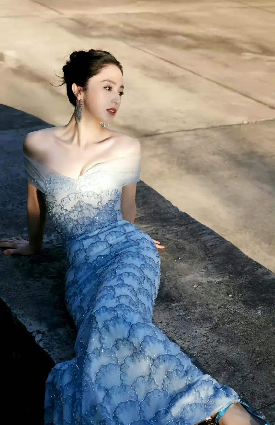 董璇这哪是下凡，分明是在释放魅力炸弹！一袭渐变蓝露肩鱼尾裙，肌肤胜雪，身姿曼妙