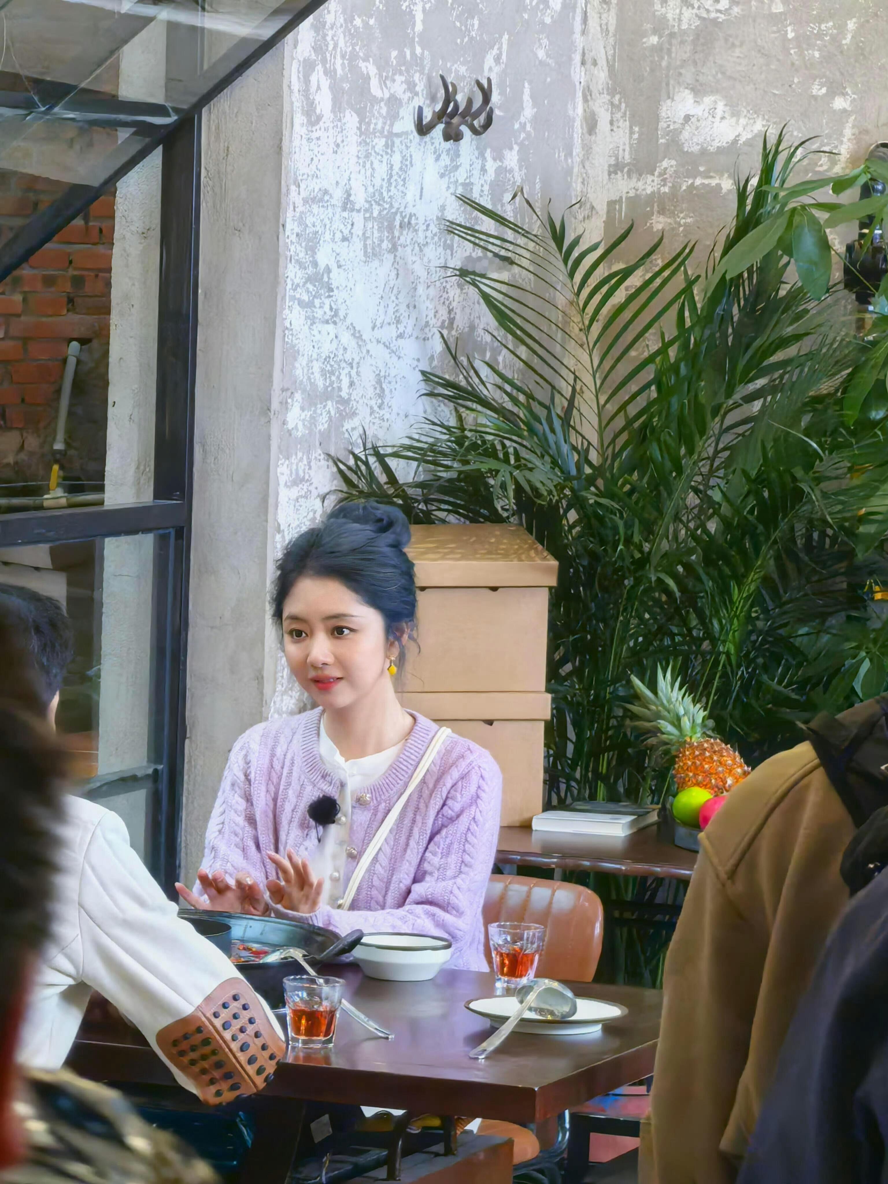 谭松韵回四川也要走亲戚她回老家的穿搭也好美而且她现在看起来很年轻一点变化都没有