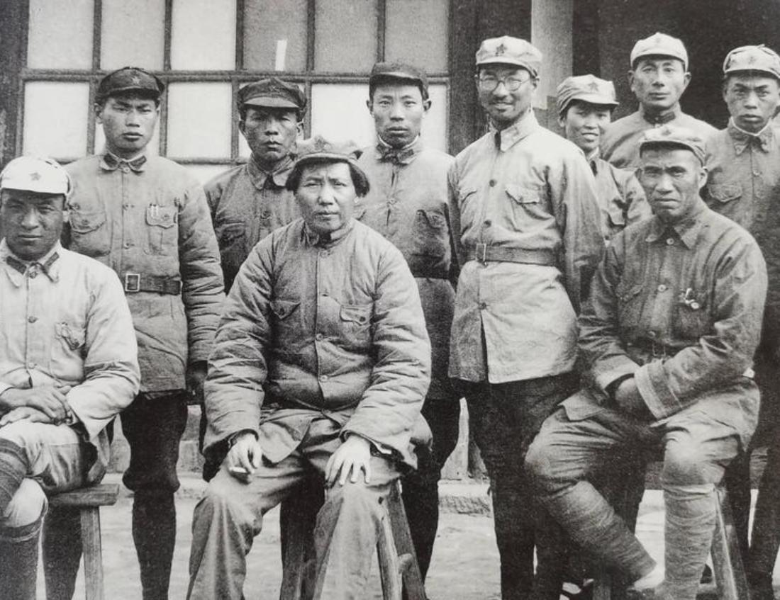 1937年，毛主席、朱老总、贺子珍与延安抗日军事政治大学部分学员合影。前排左起