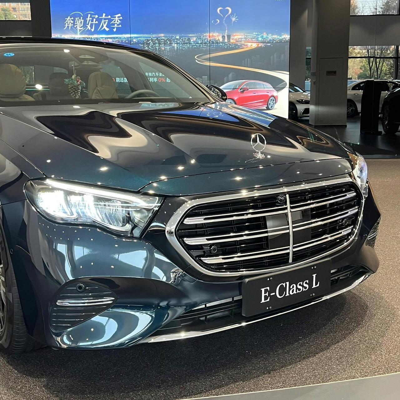 奔驰E260L实车，松石绿清新又独特，走在路上绝对是焦点，很适合追求个性的年轻人