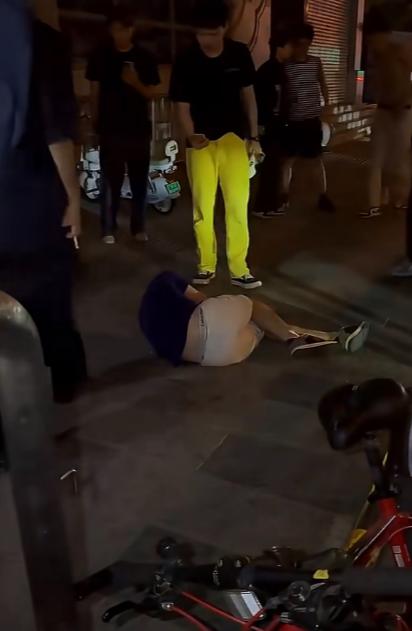 太解气了！徐州外国留学生插队还辱骂吐口水，结果被周围市民当场教做人！太解气了！6