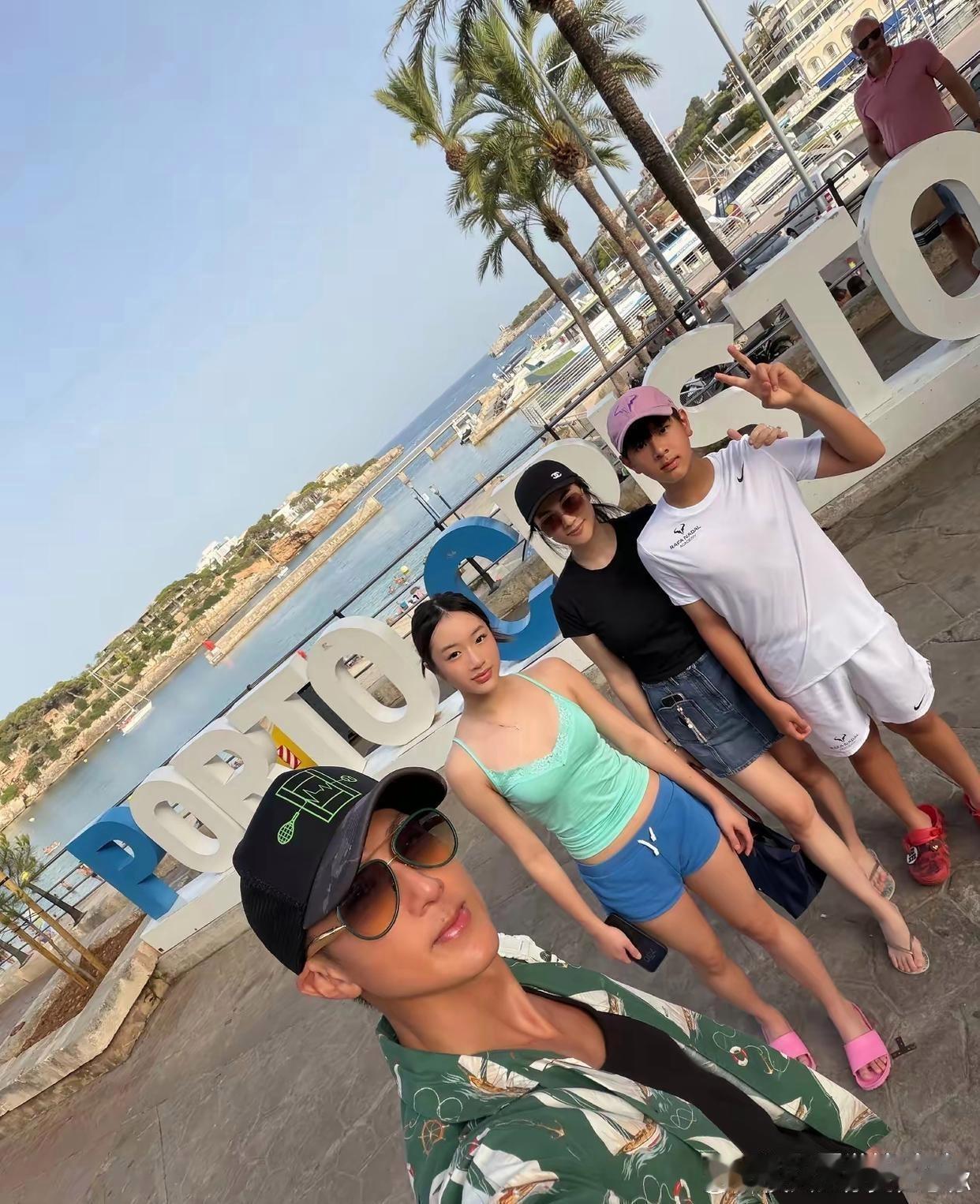 吴尊晒全家福，一家四口西班牙小镇度假，15岁女儿穿吊带背心打扮成熟，13岁儿子开