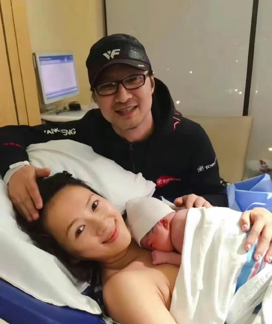章子怡给汪峰生娃分娩用两个小时，汪峰全程陪产，汪峰说子怡一声没叫，太厉害了，看着