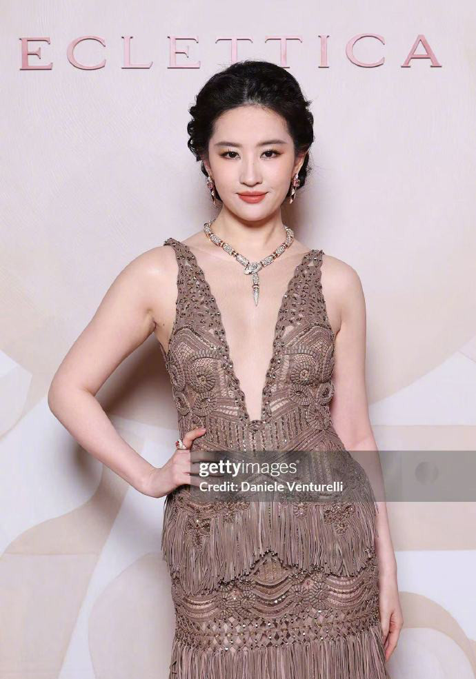 刘亦菲参加宝格丽活动的生图一出，我就知道她要挨骂了。刘亦菲身着一件流苏裙，脖子上