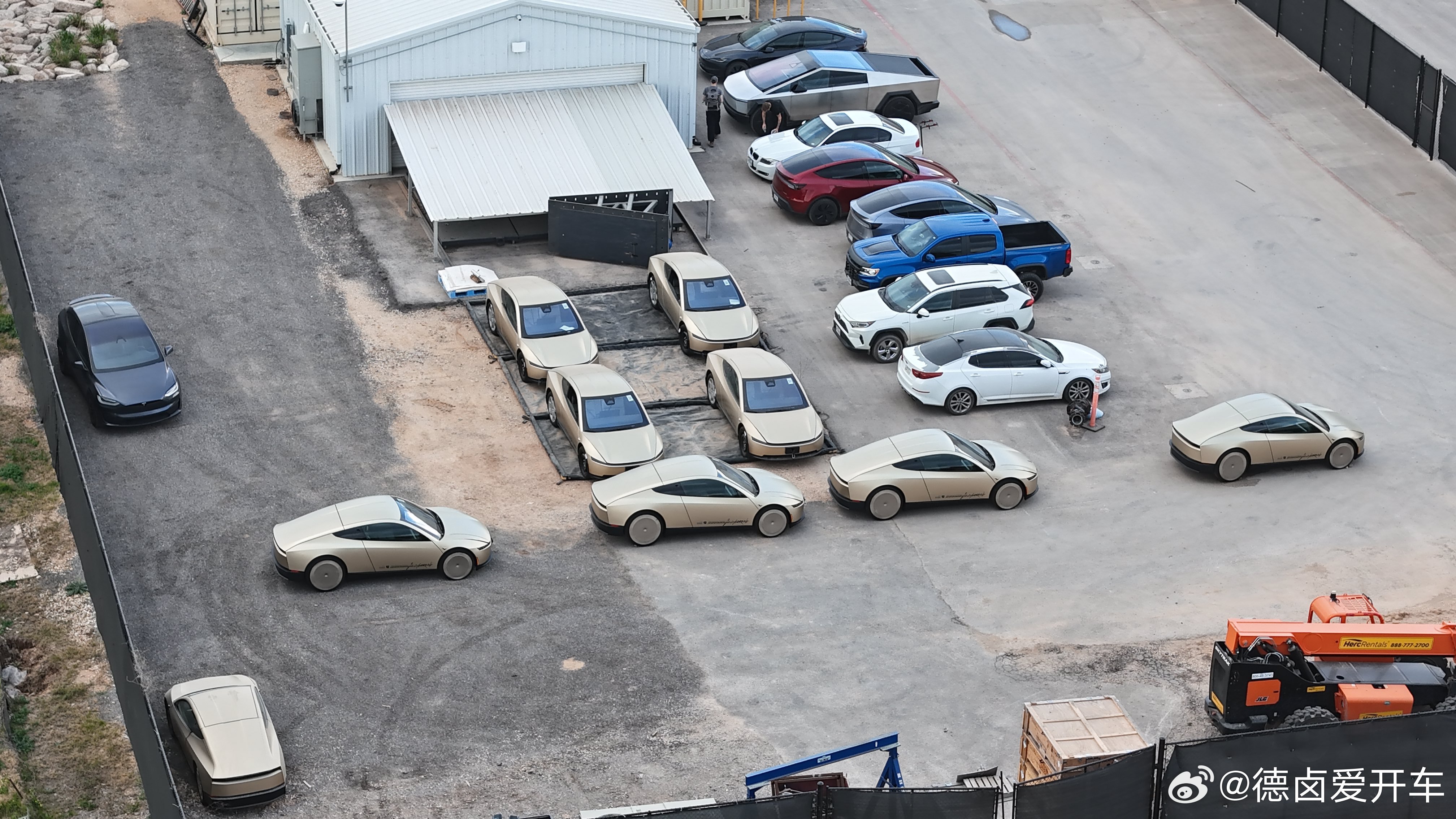 特斯拉得州工厂的Cybercab越来越多了，算是4月份正式量产下线前的准量产版本