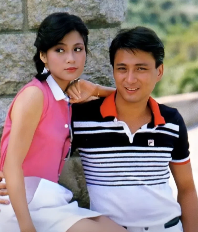 1983年，翁美玲与男友汤镇业的留影旧照，那时候翁美玲满脸幸福！