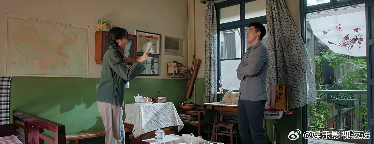 《纯真年代的爱情》:费霓写的一篇文章名为《江城的风景》上报纸了。方穆扬拿来报纸让