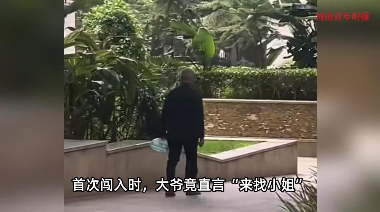 “防不胜防！”9月4日，四川成都，一六旬大爷偷偷来到一处小区里，跑到一楼的住户家