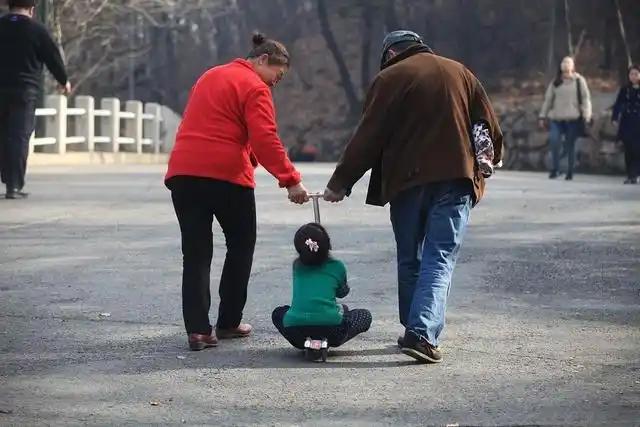 人到老了才懂：帮儿女看娃和不看娃，过的是两种人生！人这一辈子，操不完的心。