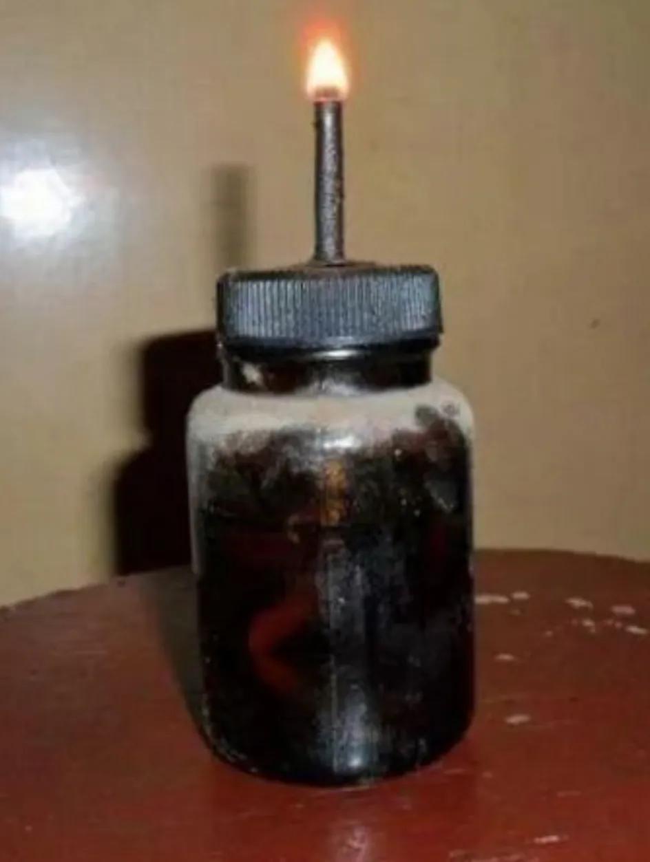 在没有电的年代，它是黑夜中的光。父亲说:他就是在这盏灯下读完高中的课本，照