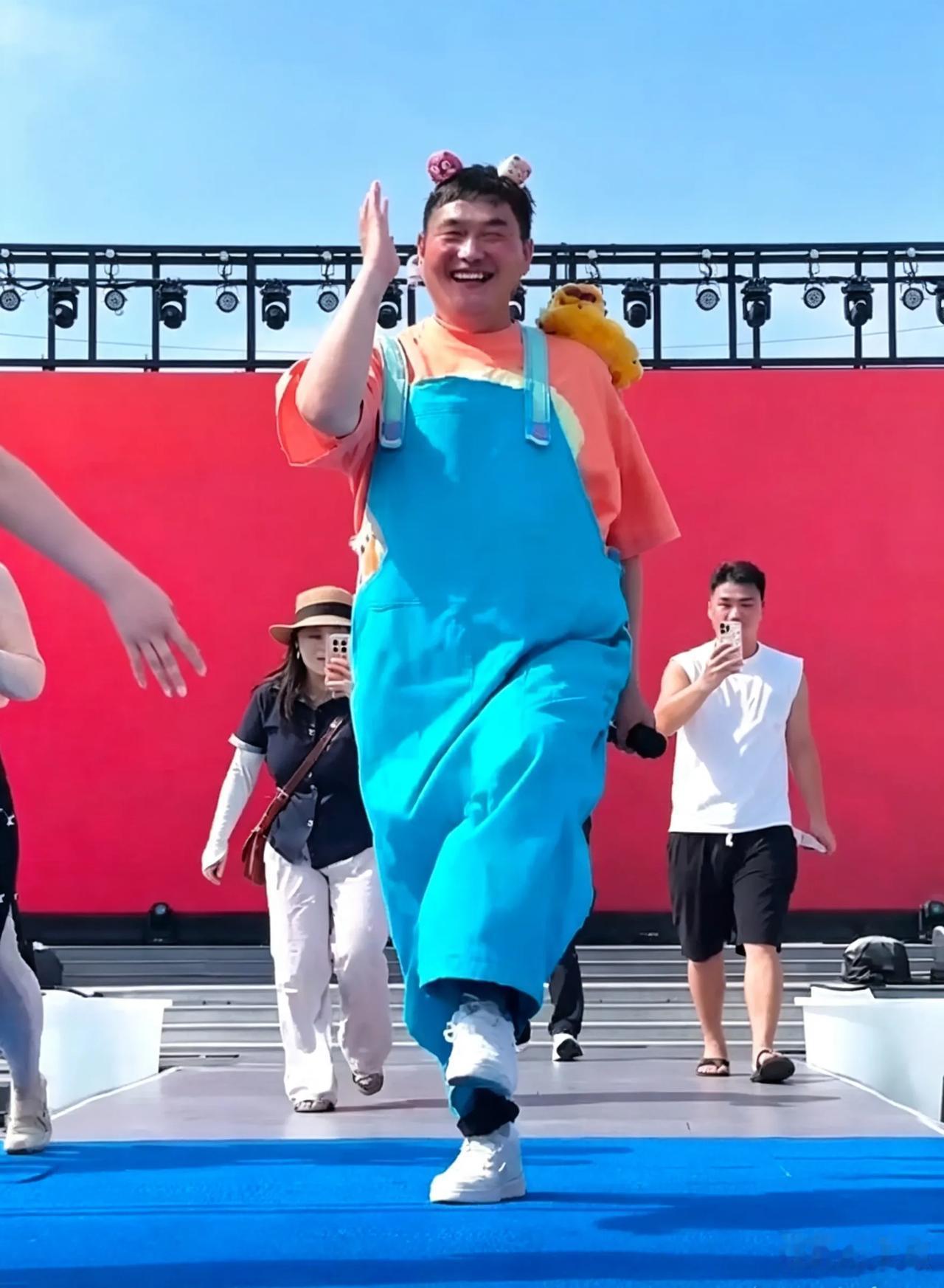 大衣哥现身济宁方特！一身童趣装扮蹦跳登台太出圈谁能想到！平日里朴实的大衣哥，