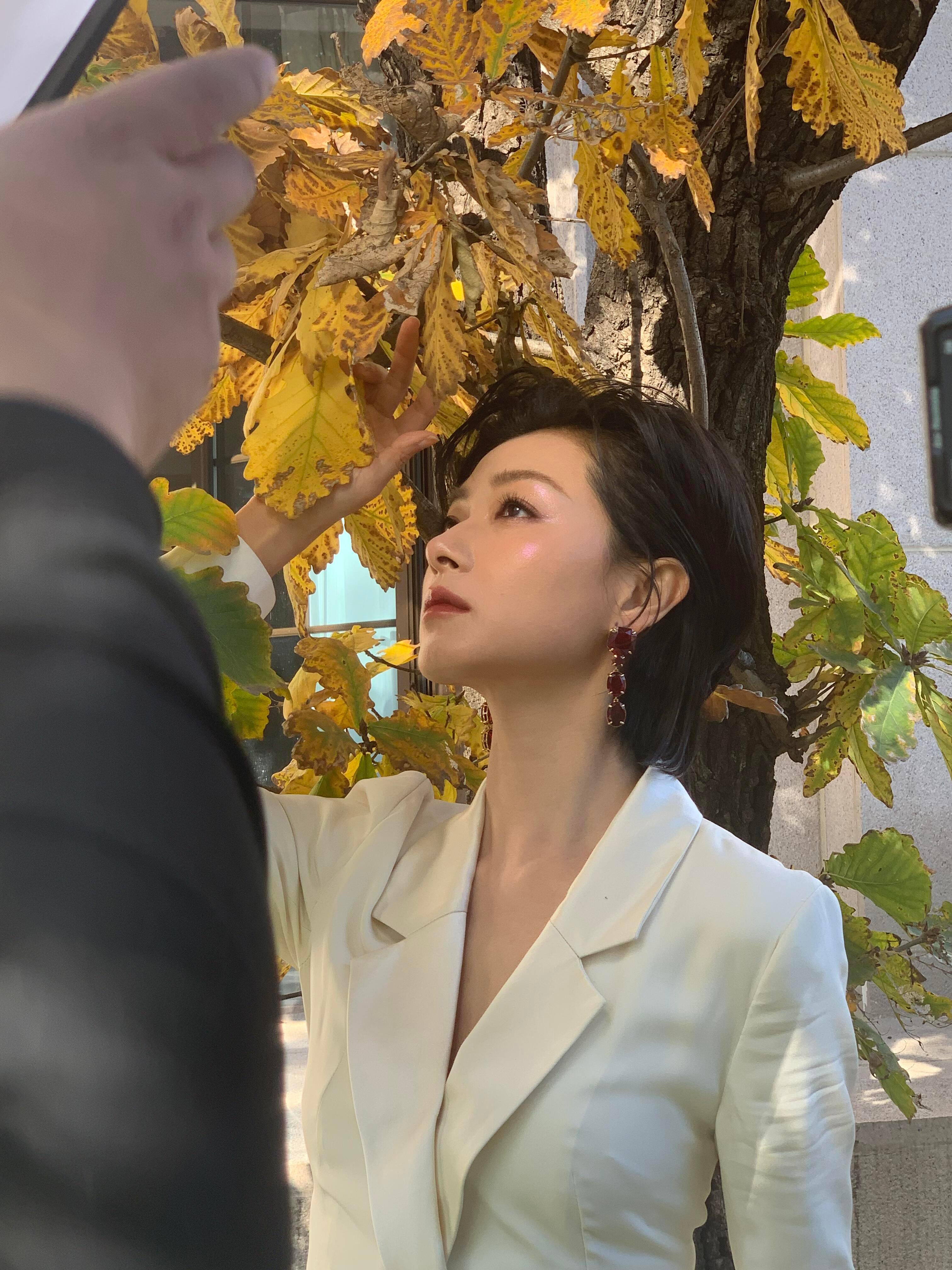 万茜|万茜美素佳儿品牌大使光与影翩翩起舞,此刻时光凝成琥珀,世界安静