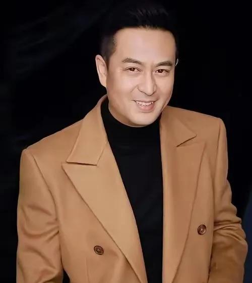 1995年，孙浩把刚拿到手的10万块《中华民谣》奖金，塞了厚厚一叠给穷跑龙套的张