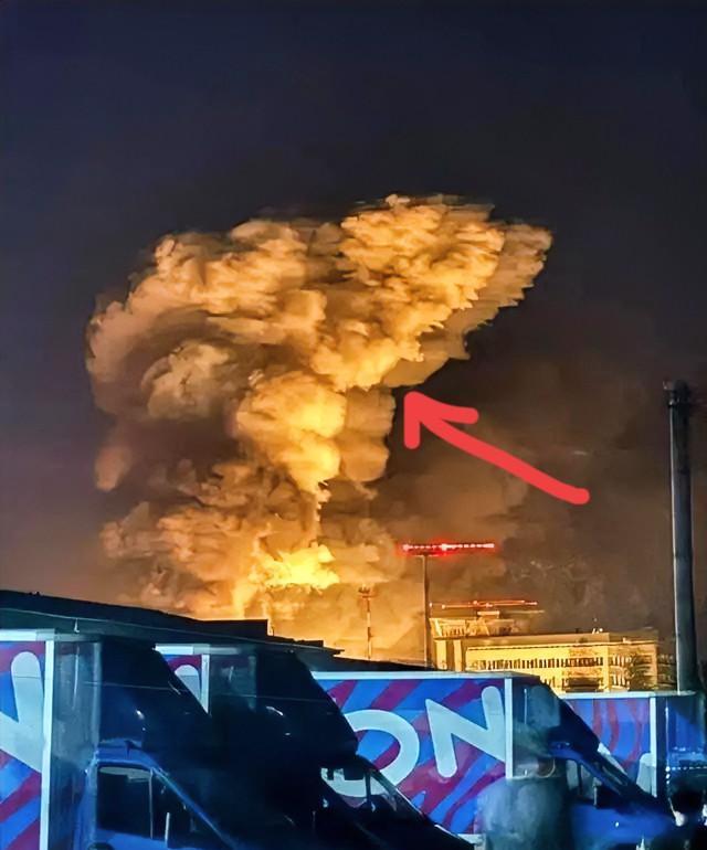 基辅“布尔什维克工厂”地下导弹基地，在俄军轰炸下燃烧48小时当地时间2025年