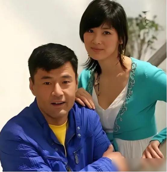 63岁的于荣光，结婚35年，没绯闻，钱全交，回家还做饭，结果老婆王玉苓铁了心要离