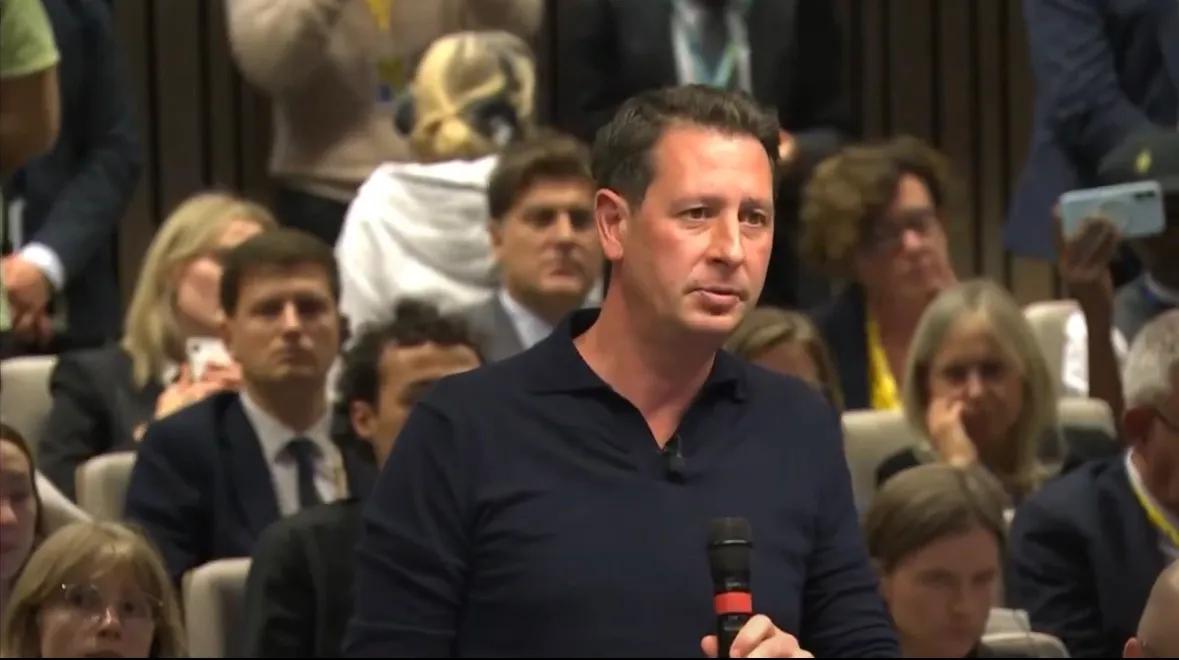 在布鲁塞尔的欧盟峰会记者会上，英国天空新闻的记者给泽连斯基挖了一个大坑。他问道