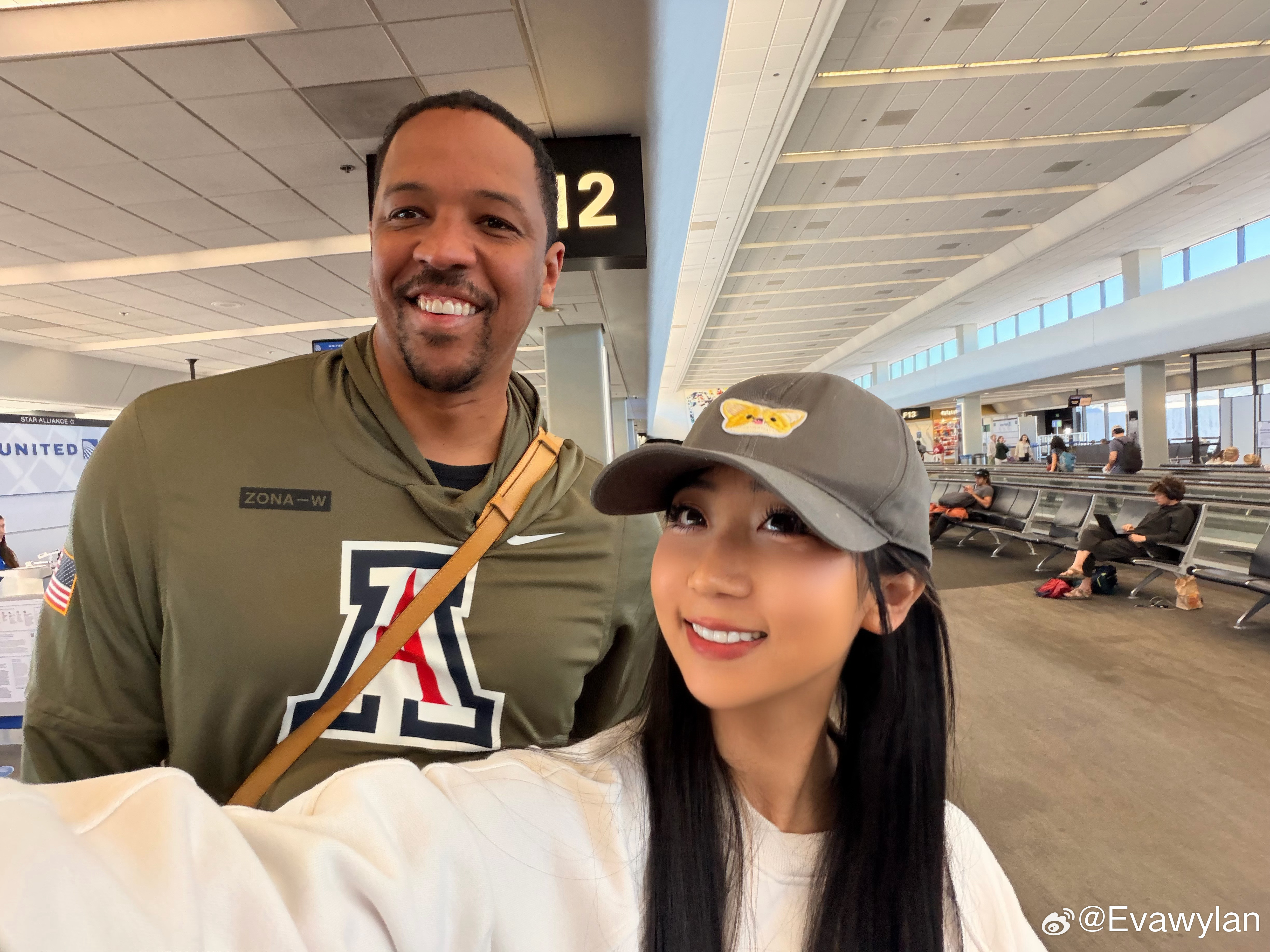 快看我坐飞机碰到了谁，他帮我放行李的时候我还愣了一下。随便聊了聊，我突然感