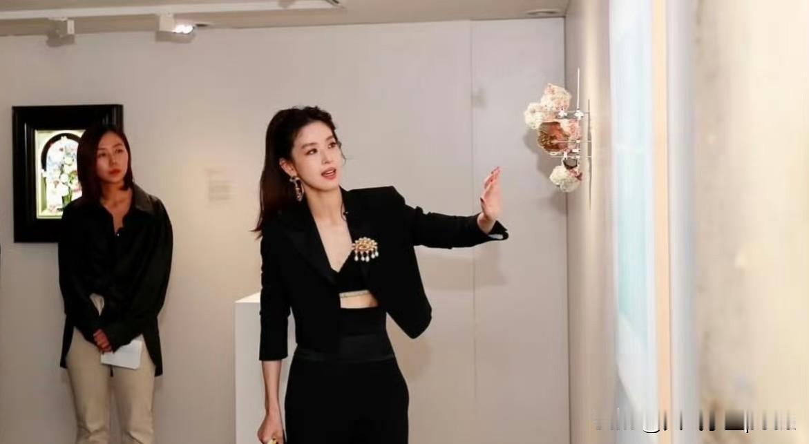 体态这玩意儿真是藏不住的“第二张名片”。你看章泽天那种挺拔的肩颈线,往那儿一站