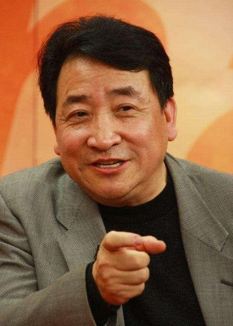 那年，姜昆的妻子回国后，竟发现家里有个小男孩，问他：你是谁家的？小孩说:姜昆是我