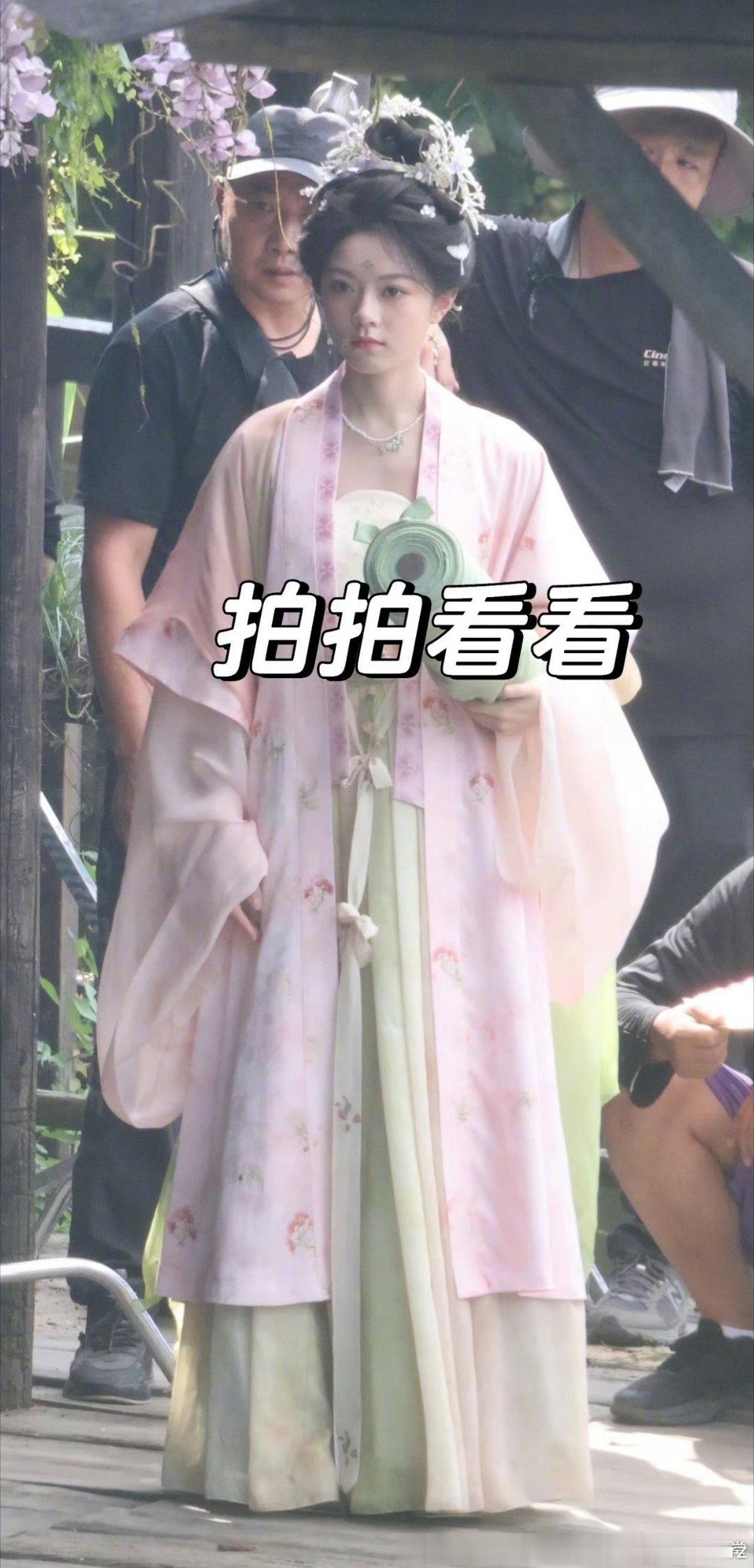 布料一般and显得人有点儿宽人没古韵不美但衣服款式、配色我觉得还挺好看的