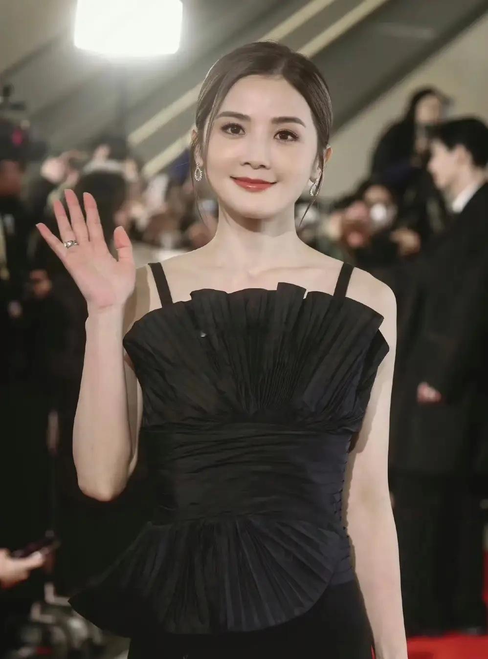 我问了我结了婚的闺蜜，为什么蔡卓妍愿意嫁给一个健身教练呢？我闺蜜白了我一眼说，她