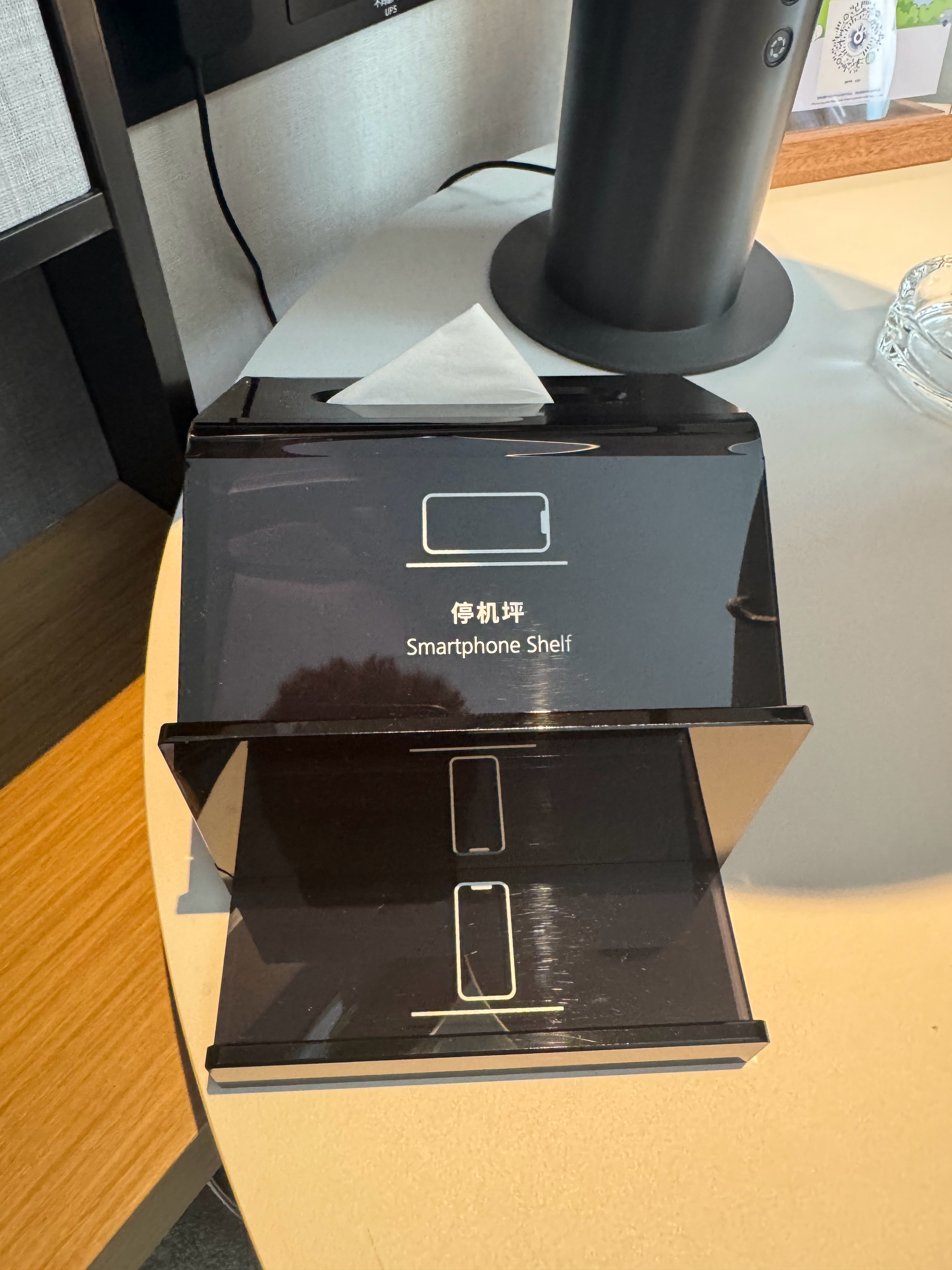 哈哈，酒店的纸巾盒还挺有意思。上一个被我称为停机坪的，还是宝马M的座椅。你们知道